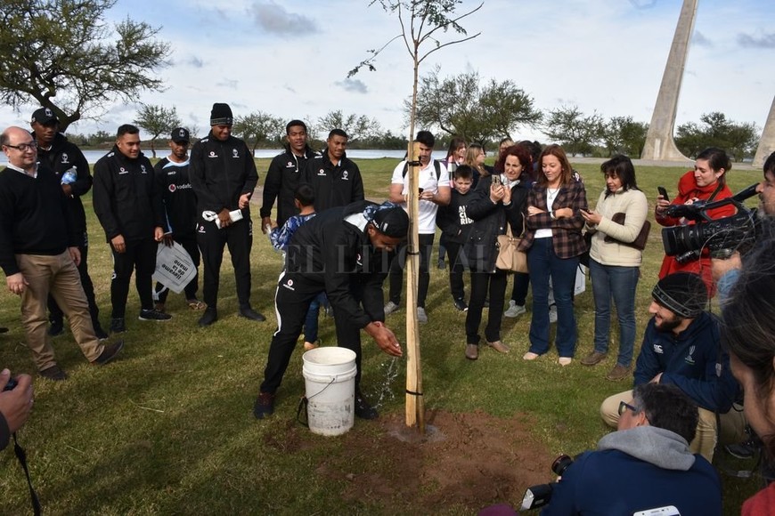 ELLITORAL_249574 |  Guillermo Di Salvatore Dejaron su huella. La delegación de rugby de Fiji, que participa del Mundial U20 que se desarrolla en Santa Fe, plantó árboles junto a estudiantes y funcionarios santafesinos.