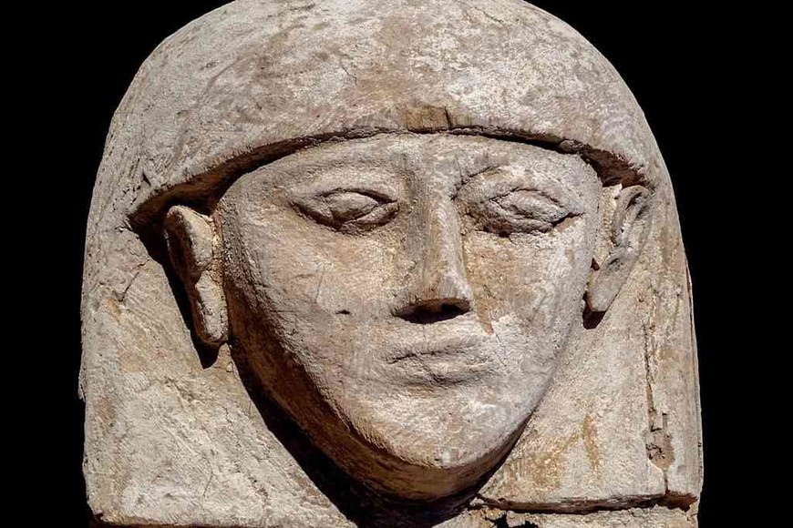 ELLITORAL_298059 |  EFE Detalle del ataúd, de una antigüedad de 3.600 años, en cuyo interior reposaba la momia de una joven y su ajuar, encontrado en Luxor por arqueólogos españoles del Proyecto Djehuty.