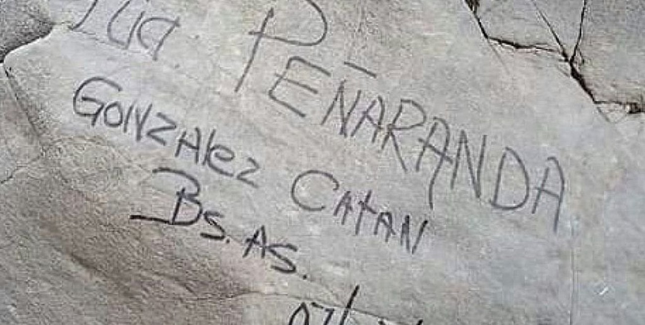 Turistas dejaron un graffiti en Mendoza y deberán pagar la limpieza