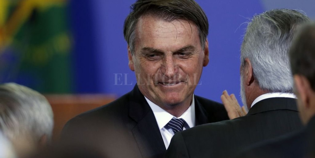 Bolsonaro ordenó levantar una publicidad del Banco de Brasil que representaba la diversidad sexual