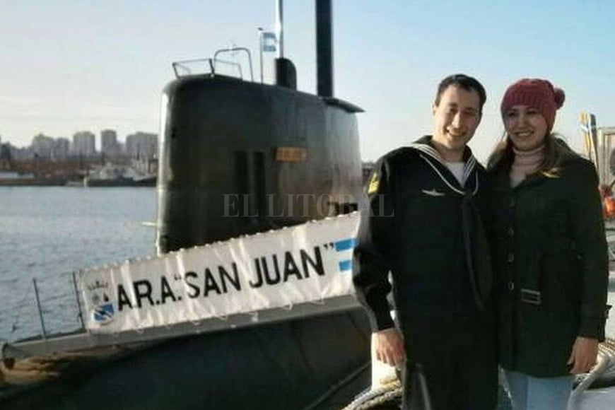 ELLITORAL_229960 |  Archivo El Litoral Leguizamón y el submarinista Suárez, en una de las últimas fotos juntos. Detrás el submarino hallado después de un año.
