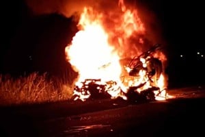 ELLITORAL_239293 |  Periodismo Ciudadano / WhatsApp Un automovilista registró cómo se prendía fuego el vehículo.
