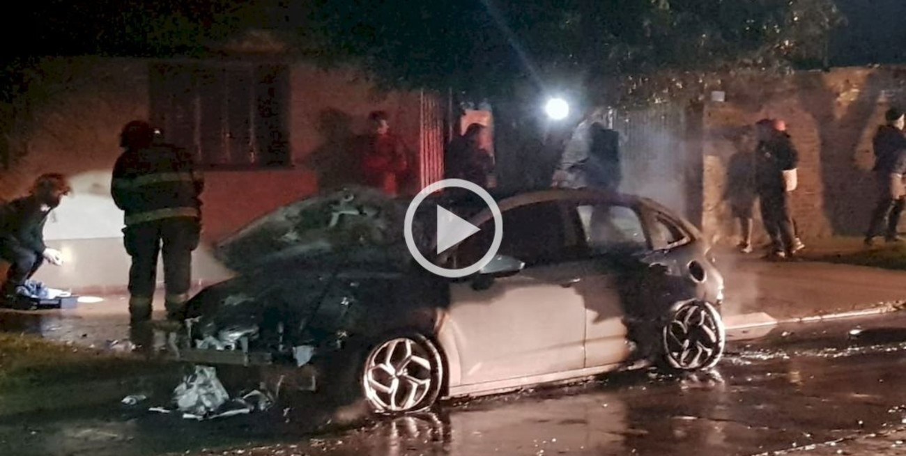 Video: incendiaron un auto en barrio Fomento 9 de Julio