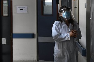 Télam Télam 29/08/2020 Buenos Aires: Las marcas en la frente que revela el uso de la máscara protectora se confunden con las que centímetros más abajo dejan las antiparras de los barbijos en los rostros del personal de salud que ingresa en las áreas de internación de casos de coronavirus del Hospital Alberto Balestrini de La Matanza, pero el cansancio no es solo físico ya que día a día enfrentan la presión de asistir a los pacientes, la angustia de los familiares y el miedo de llevar el virus a sus propias casas. Foto: Carlos Brigo/cbri