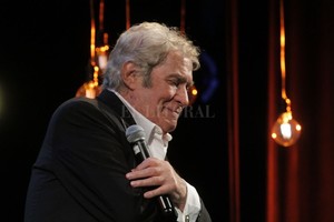 ELLITORAL_227918 |  Manuel Fabatía El artista se abraza con el público de todas las edades que fue a recordar junto con él las diferentes emociones y vivencias asociadas a sus canciones.