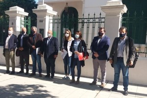 ELLITORAL_301987 |  Prensa diputada Fiorito. El grupo de legisladores frente a la sede del juzgado en lo Civil y Comercial de la segunda nominación de Reconquista.