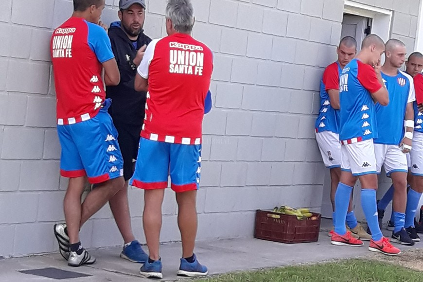 ELLITORAL_279869 |  El Litoral El ex entrenador de Unión hablando con el hombre al que reemplazó. Pumpido charla con Madelón y su colaborador, el  Moncho  Ruiz, antes del amistoso del sábado en el predio de Alvarado. Juampi está en Mar del Plata junto a Ariel Donnet como ayudante de campo y el profesor Villarreal en la preparación física.