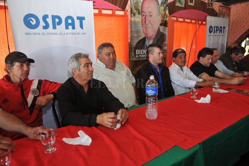 ELLITORAL_295189 |  Luis Cetraro. En Santa Fe. En septiembre de 2016, Roldán (en el centro de la foto) y varios boxeadores más fue invitado por Claudio Martinet a un almuerzo en el Quincho de Chiquito.