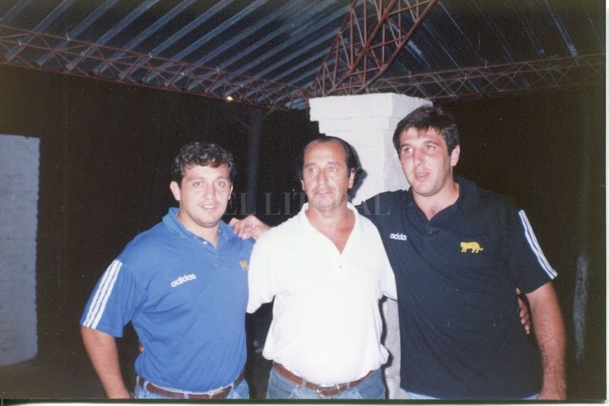 ELLITORAL_331978 |  Gentileza Víctor, flanqueado por Ricardo Lefort y Agustín Macome, en una de las visitas de Los Pumas a nuestra capital.