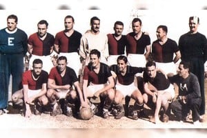 Archivo El Litoral Una formación de Colón de aquéllos tiempos. De pie: Chividini (DT), Gaetán, Eulalio Gómez, Raúl Tenuta, Poi, Traversi, Bonacci y el profesor Torres Guanatey. Agachados: Ernesto Ferreyra, el Chengo Canteli, Juan Carlos Frutos, Salomón Elías, Reula y Giusti (masajista).