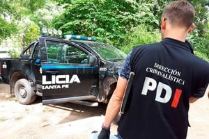 ELLITORAL_271125 |  Danilo Chiapello Peritos de la PDI inspeccionaron el lugar en busca de algún indicio que conduzca a los asesinos
