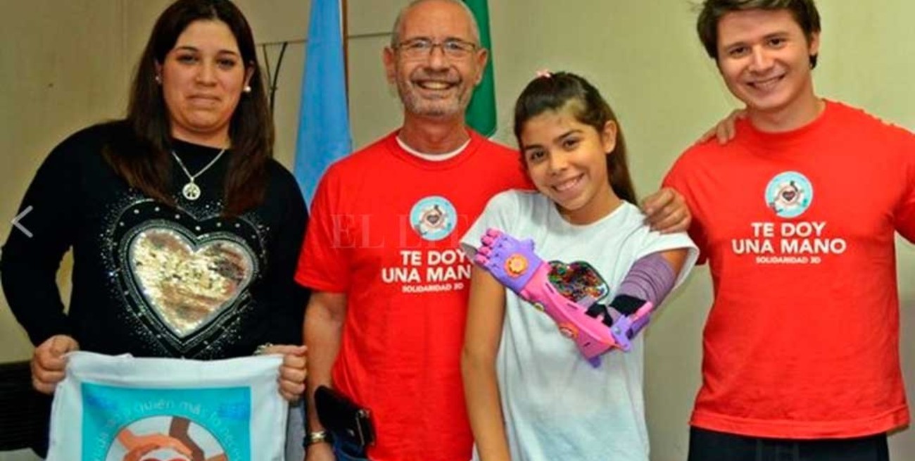 Una niña de Gálvez recibió un brazo ortopédico impreso con tecnología 3D
