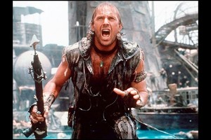 Universal Pictures Kevin Costner como un guerrero acuático en  Waterworld , que cumple un cuarto de siglo desde su estreno.