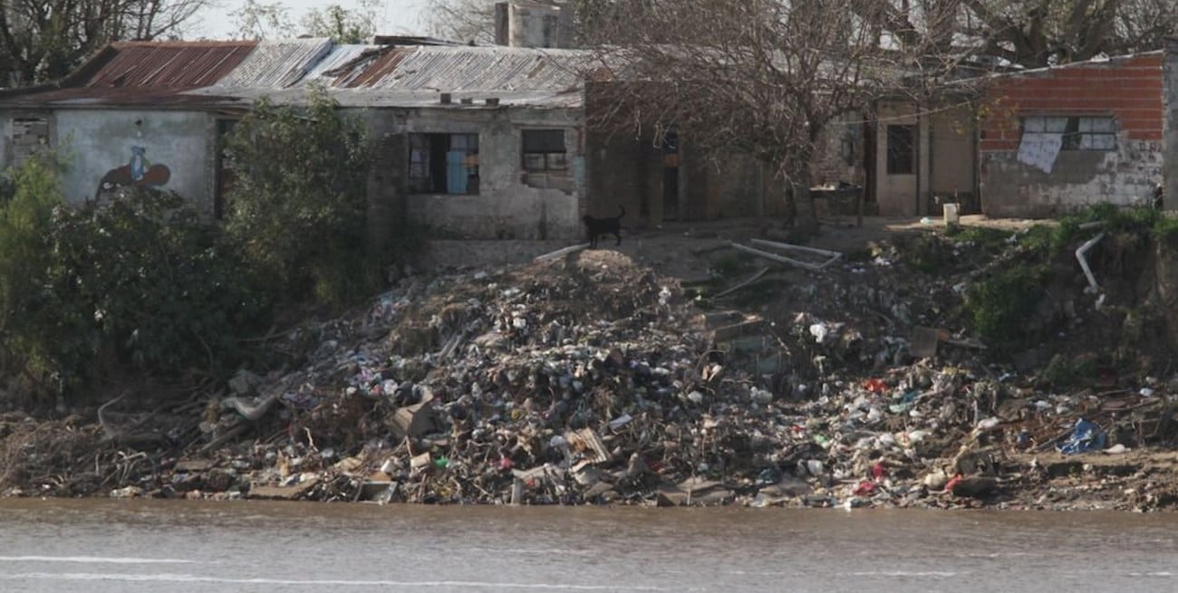 Alarmante contaminación: gran cantidad de basura en la costa de Alto Verde