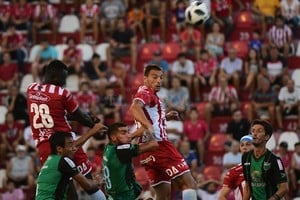ELLITORAL_231144 |  Facundo Maggiolo Jonathan Bottinelli y Yeimar Gómez Andrade en la búsqueda aérea, durante el último Unión-San Martín de San Juan, que terminó empatado en nuestra ciudad. En San Juan, la historia es muy negativa: Unión nunca pudo ganar allí.