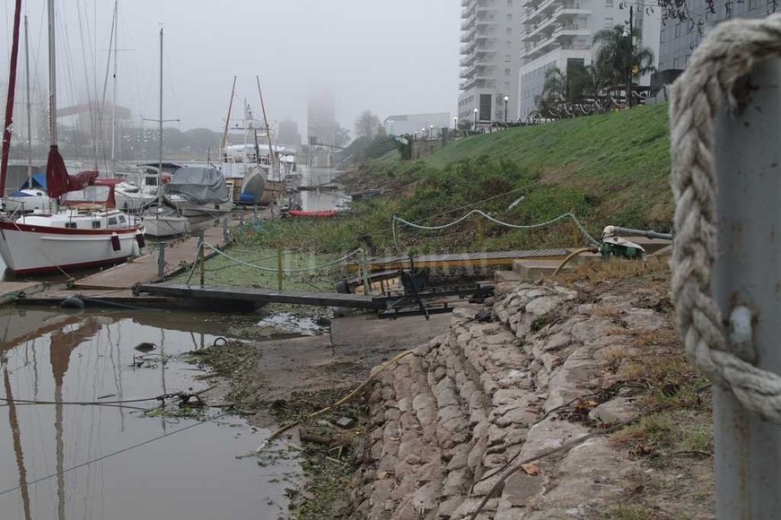 ELLITORAL_217425 |  Manuel Fabatia Complicado. El bajo nivel del río afecta a las rampas por las que se botan las embarcaciones en algunos clubes náuticos.