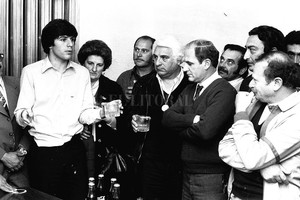 Archivo El Litoral Esta foto tiene casi 40 años. Fue el día en que Rubén regresó de Tokio, ya campeón del mundo. Allí están sus padres escuchándolo y el por entonces presidente de Colón, el doctor Eugenio Marcolín.