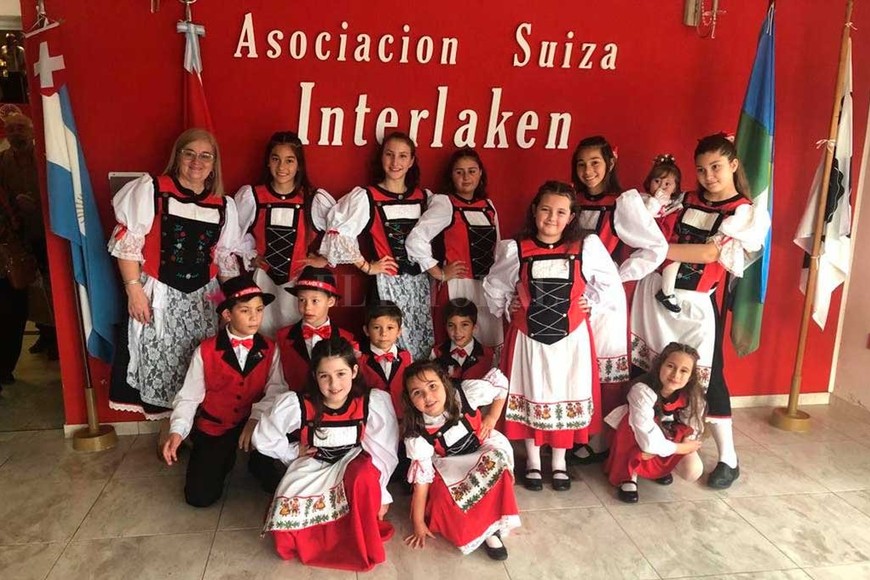 ELLITORAL_257679 |  Gentileza COMO EN SU PAÍS DE ORIGEN. Con la clásica vestimenta suiza, las nuevas generaciones muestran el compromiso que tienen con sus raíces. Son el pilar fundamental de la Asociación Interlaken de Franck.