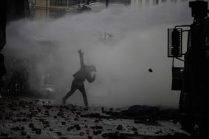 ELLITORAL_272221 |  Xinhua (191121) -- BOGOTA, 21 noviembre, 2019 (Xinhua) -- Un manifestante lanza una piedra durante una marcha en la ciudad de Bogotá, capital de Colombia, el 21 de noviembre de 2019. Al menos 36 personas resultaron heridas el jueves durante las marchas que se llevaron a cabo en todo Colombia, las cuales fueron convocadas por los principales sindicatos del país, informó la Policía colombiana. (Xinhua/Jhon Paz) (jhp) (mm) (da)