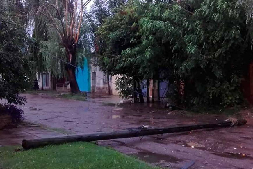 ELLITORAL_237769 |  Periodismo Ciudadano / WhatsApp El poste caído en barrio San Martín. Los vecinos hicieron varios reclamos y no fueron escuchados