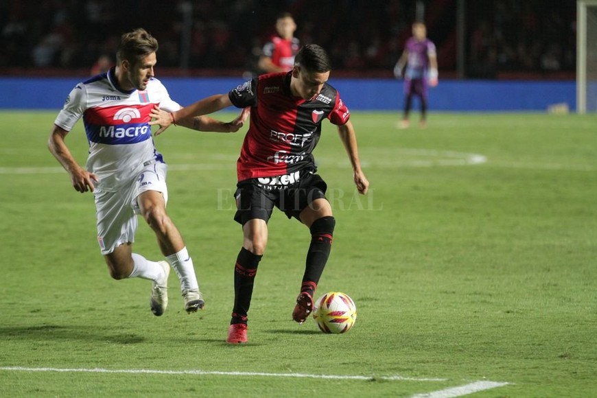 ELLITORAL_243988 |  Pablo Aguirre Bien. Fernando Zuqui aguanta la presión de Federico González; el volante levantó mucho en el complemento y fue uno de los mejores del equipo.