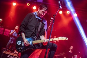 ELLITORAL_281502 |  Gentileza producción En la primera gira, en enero y febrero en Villa Gessell tocamos 98 veces, tres o cuatro por día: hacíamos dos playas, una plaza y un bar. Estoy cerca de los 3.500 recitales , cuenta Iglesias.