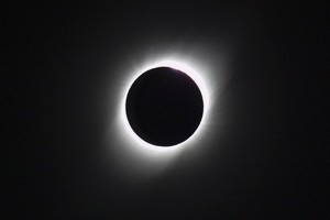 NA zzzznacg2NOTICIAS ARGENTINAS SAN JUAN, JULIO 2: El eclipse total de sol se pudo ver hoy en el país durante casi dos horas en una amplia franja que se prolongó entre las provincias de San Juan y Buenos Aires. En la imagen se observa el fenomeno astronomico en San Juan. Foto NA: DELFO RODRIGUEZzzzz