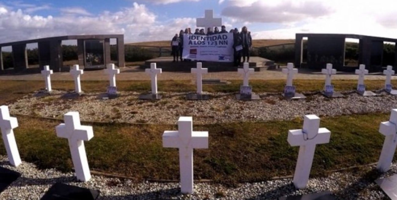 Firman acuerdos para identificar los restos de soldados caídos en Malvinas