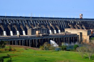 ELLITORAL_302404 |  Gentileza Itaipú. Con poca agua, producto de la baja generación de energía, la represa bajará su embalse y erogará mayor caudal para el Paraná.