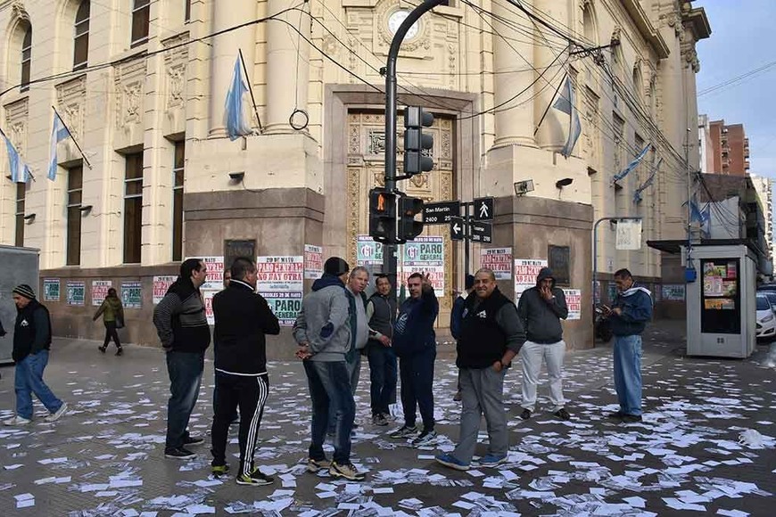 ELLITORAL_248788 |  Flavio Raina. El MOS, Movimiento Obrero Santafesino, ocupó el centro de la escena en las calles de la zona céntrica, junto a la CTA autónoma.