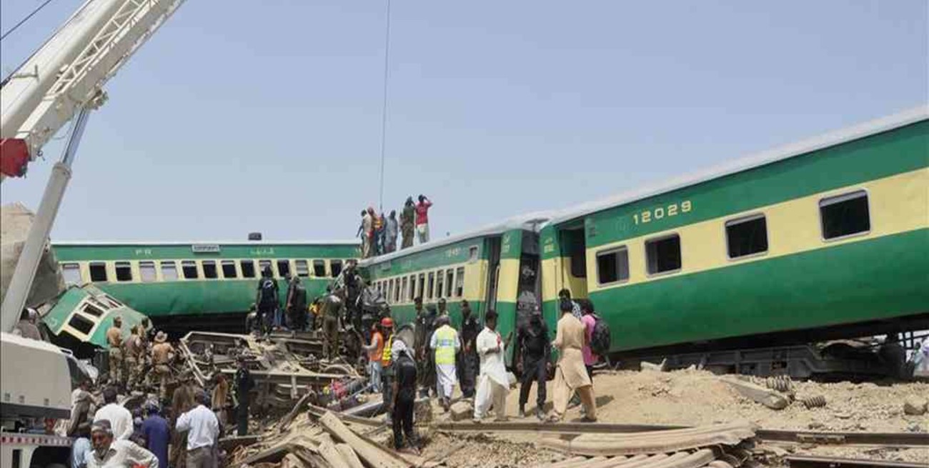 Pakistán: al menos 22 muertos tras ser arrollado por un tren el micro en el que viajaban