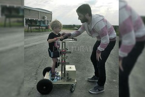 ELLITORAL_224399 |   Facundo Cabada probando por primera vez el bipedestador junto al bioingeniero Alejandro Bisi.