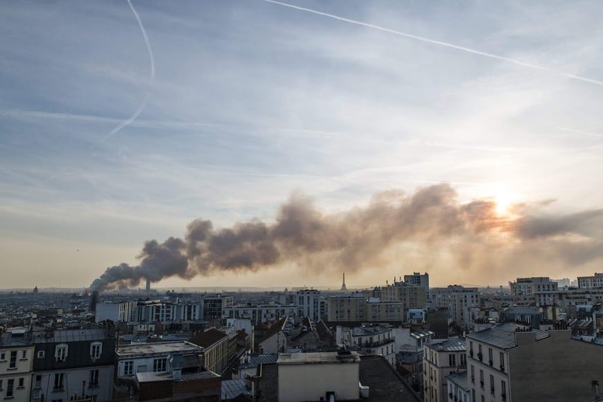 ELLITORAL_244255 |  DPA (190415) -- PARIS, 15 abril, 2019 (Xinhua) -- Imagen proveída por ZUMAPRESS, de humo emanando desde la catedral de Notre Dame, donde se registró un incendio, en París, Francia, el 15 de abril de 2019. Un incendio se registró el lunes en la famosa catedral de Notre Dame en París, informaron medios franceses. (Xinhua/Le Pictorium Agency/Jan Schmidt-Whitley/ZUMAPRESS) (au) (ah) ***PROHIBIDO SU USO EN FRANCIA*** ***MAXIMA CALIDAD DE ORIGEN***