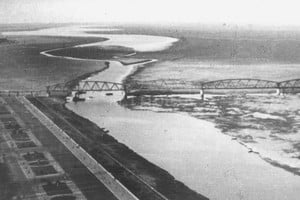 ELLITORAL_297002 |  Archivo El Litoral Así se veían la vieja costanera, el puente ferroviario y la Laguna Setúbal con poco caudal de agua en la década de 1930.