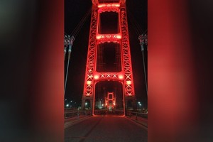 ELLITORAL_300021 |  Gentileza El puente colgante rojo y negro