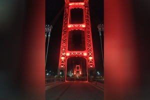 ELLITORAL_300021 |  Gentileza El puente colgante rojo y negro