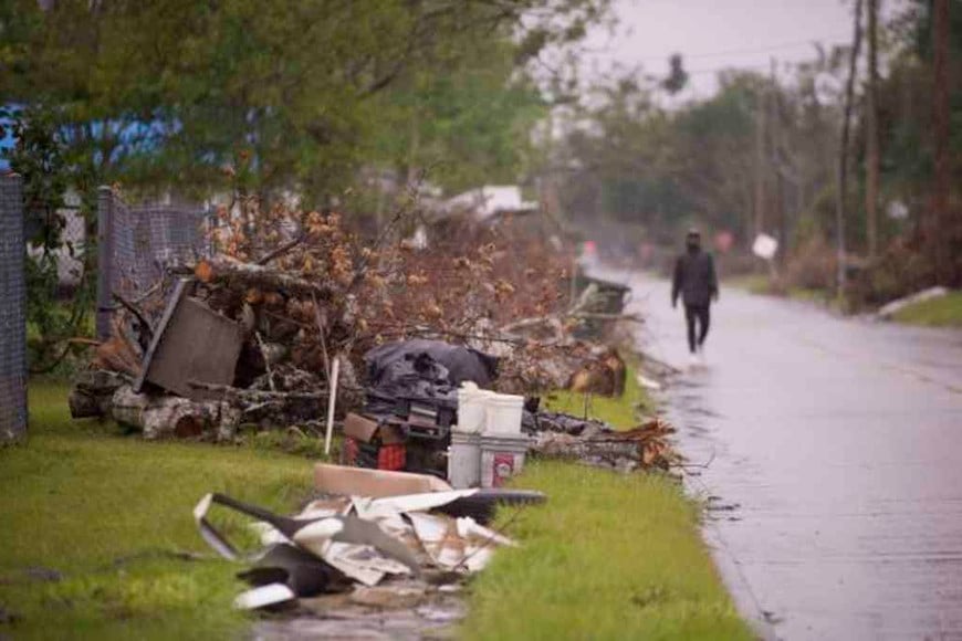 ELLITORAL_330668 |  PHOTO BY CHRIS GRANGER Escombros causados por el paso del huracÃ¡n Laura aÃºn se encuentran apilados a un costado de los caminos en Lake Charles mientras los residentes se preparan para la llegada del huracÃ¡n Delta el viernes 9 de octubre de 2020. (Chris Granger/The Advocate via AP)