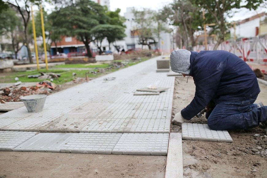 ELLITORAL_217520 |  Gentileza Municipalidad Sector por sector. Las cuadrillas están trabajando en la mitad sur de la plaza ?la obra se hace por tramos?, para que en la otra zona pueda continuar funcionando la feria de artesanos.