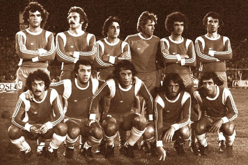 ELLITORAL_312039 |  Archivo Unión en 1978. Este equipo produjo una gran actuación en el Metropolitano y luego llegó a semifinales del Nacional. Muchos de estos jugadores fueron partícipes de aquella final de 1979. De pie: Bottaniz, Merlo, Hugo López, Biasutto, Telch y Mazzoni. Agachados: Arroyo, Pitarch, Giachello, Ribeca y Alí. Precisamente, Arroyo-Giachello-Alí es una recordada delantera de aquellos tiempos.
