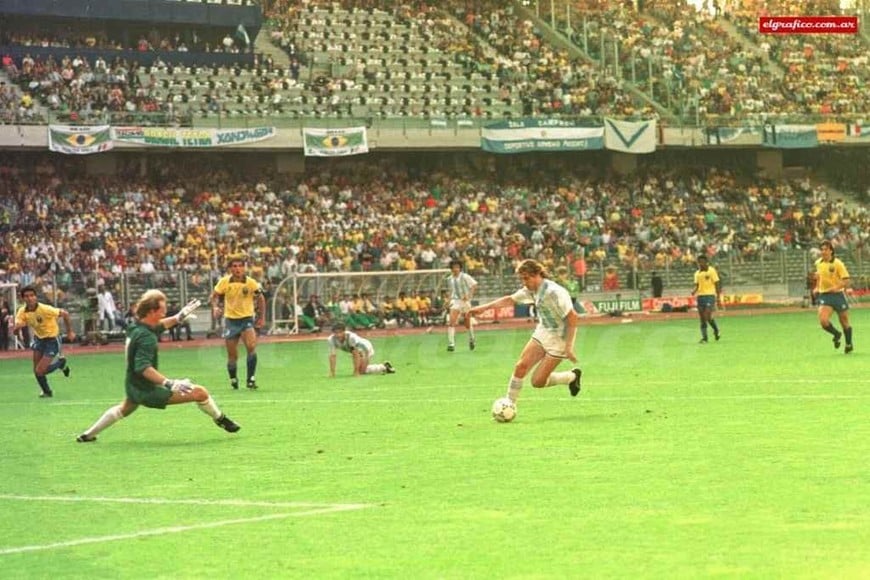 ELLITORAL_309518 |  Gentileza El Gráfico A punto de definir. Después de recibir la habilitación de Maradona (quien eludió a dos rivales brasileños) desde el piso, Claudio Caniggia sorteó la salida de Taffarel para luego rematar de zurda hacia el arco vacío. Fue el 1-0 con el que Argentina eliminó a Brasil del Mundial 90 en Italia, la última vez que se enfrentaron en citas mundialistas.