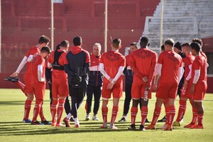 ELLITORAL_255212 |  Manuel Fabatia Madelón y la charla técnica previa al amistoso contra Godoy Cruz, que se jugó a principios de julio.