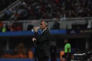 ELLITORAL_310380 |  Archivo El Litoral Postal del ex DT Sabalero en la final ante Independiente del Valle