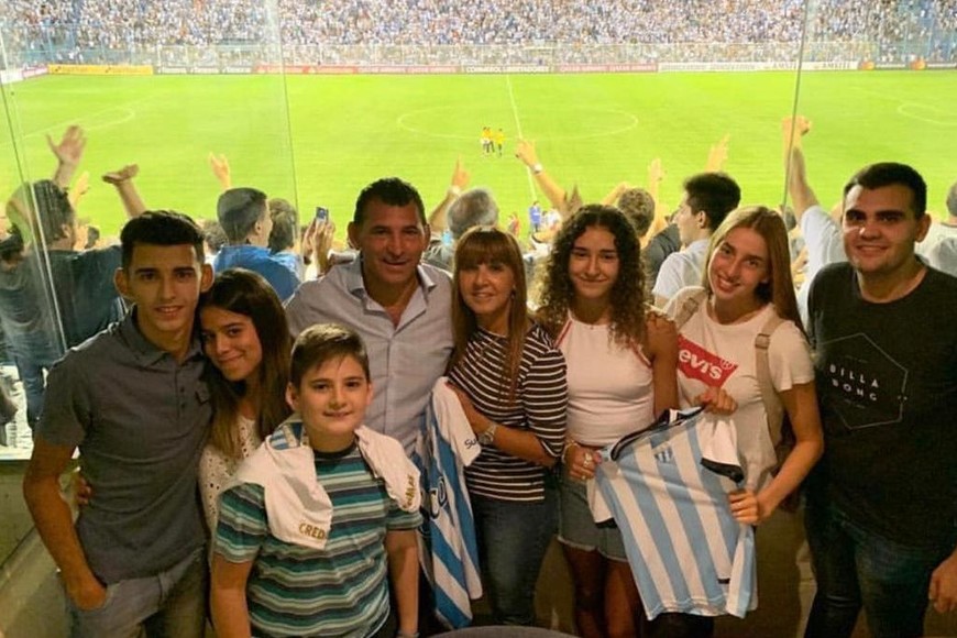 ELLITORAL_293830 |  Gentileza Mario Leito De su álbum familiar La foto que más le gusta a Mario Leito y que cedió gentilmente a El Litoral para esta entrevista: su familia, amigos, el estadio José Fierro repleto y una noche inolvidable de Copa Libertdores en Tucumán. Tiene 55 años y es uno de los dirigentes más respetados del fútbol argentino.