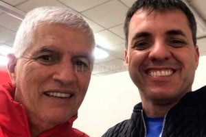 ELLITORAL_233596 |  Facebook Los Comesaña. Julio, el flamante DT de Colón junto a Alejandro, su hijo que ya llegó a Santa Fe y comienza la logística para lo que se viene