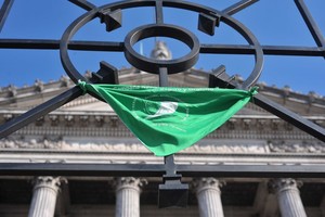 ELLITORAL_272756 |  Gentileza Un pañuelo verde, símbolo de las manifestaciones a favor de la despenalización del aborto, colgado en el Congreso de Buenos Aires, Argentina, el 05/06/2018. El proyecto para la legalización del aborto será votado el próximo 13 de junio en la Cámara de Diputados. Foto: Patricio Murphy/ZUMA Wire/dpa +++ dpa-fotografia +++