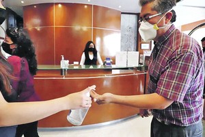 ELLITORAL_306724 |   En el caso de la hotelería, la cual por el momento no está habilitada para turismo, se prohíbe la disposición de buffets de comidas por el riesgo de contagio que implica el servicio. Asimismo para los bares y restaurantes se sugiere digitalizar las cartas para evitar que muchas personas las manipulen. .