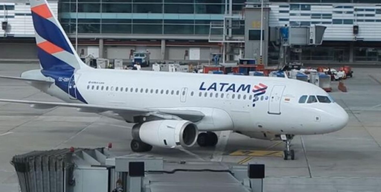 Todavía quedan pasajeros varados en Miami luego del incendio de una turbina de un avión de Latam
