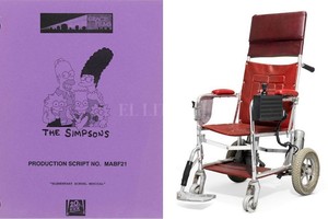 ELLITORAL_227050 |  Captura digital - Christie's El guión de Los Simpson donde tuvo una  aparición  y una silla de ruedas que perteneció al genio fallecido a los 76 años
