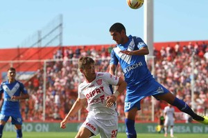 ELLITORAL_233755 |  Pablo Aguirre ¿Goles serán dólares? Franco Soldano peleando en las alturas con los defensores de Vélez en el estadio 15 de Abril. Una vez más, su nombre aparece en varios clubes a la vez. Pero, sin dudas, lo que está más  cerca  parece ser lo de México: con un dólar cercano a los 40 pesos, casi todos los futbolistas le dan el visto bueno a cada oferta. El Pachuca vendría a la carga por el  9  de Unión.