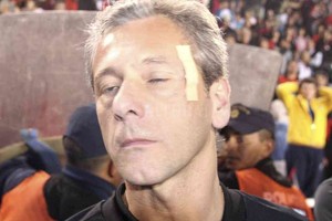 Luis Cetraro El árbitro asistente Horacio Herrero, con un apósito en el sector donde impactó el proyectil enviado desde la platea este que motivó la suspensión de aquél partido.